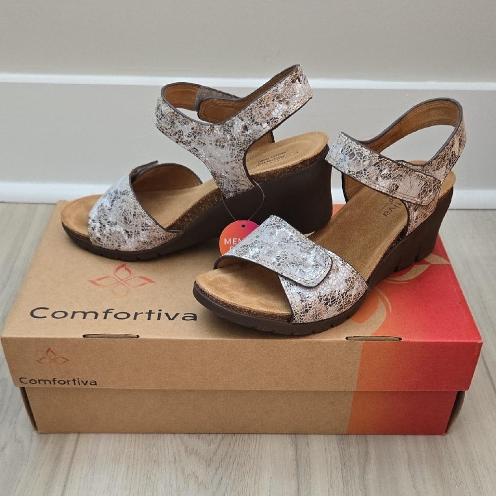 Comfortiva Women's Arbria Grey  Wedge Sandals -  New in Box